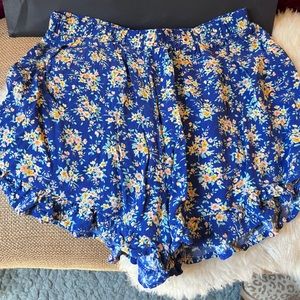 American Eagle Blue Floral Ruffle Shorts Small